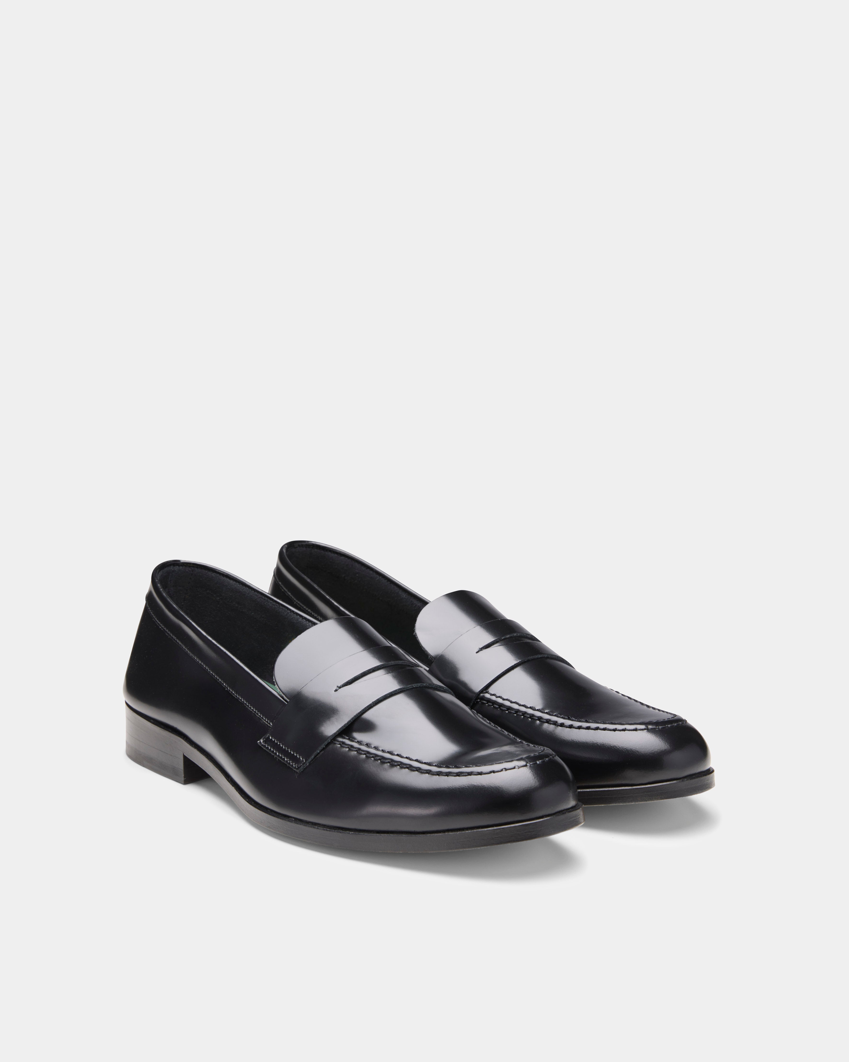 Lowkee loafer in black from the front