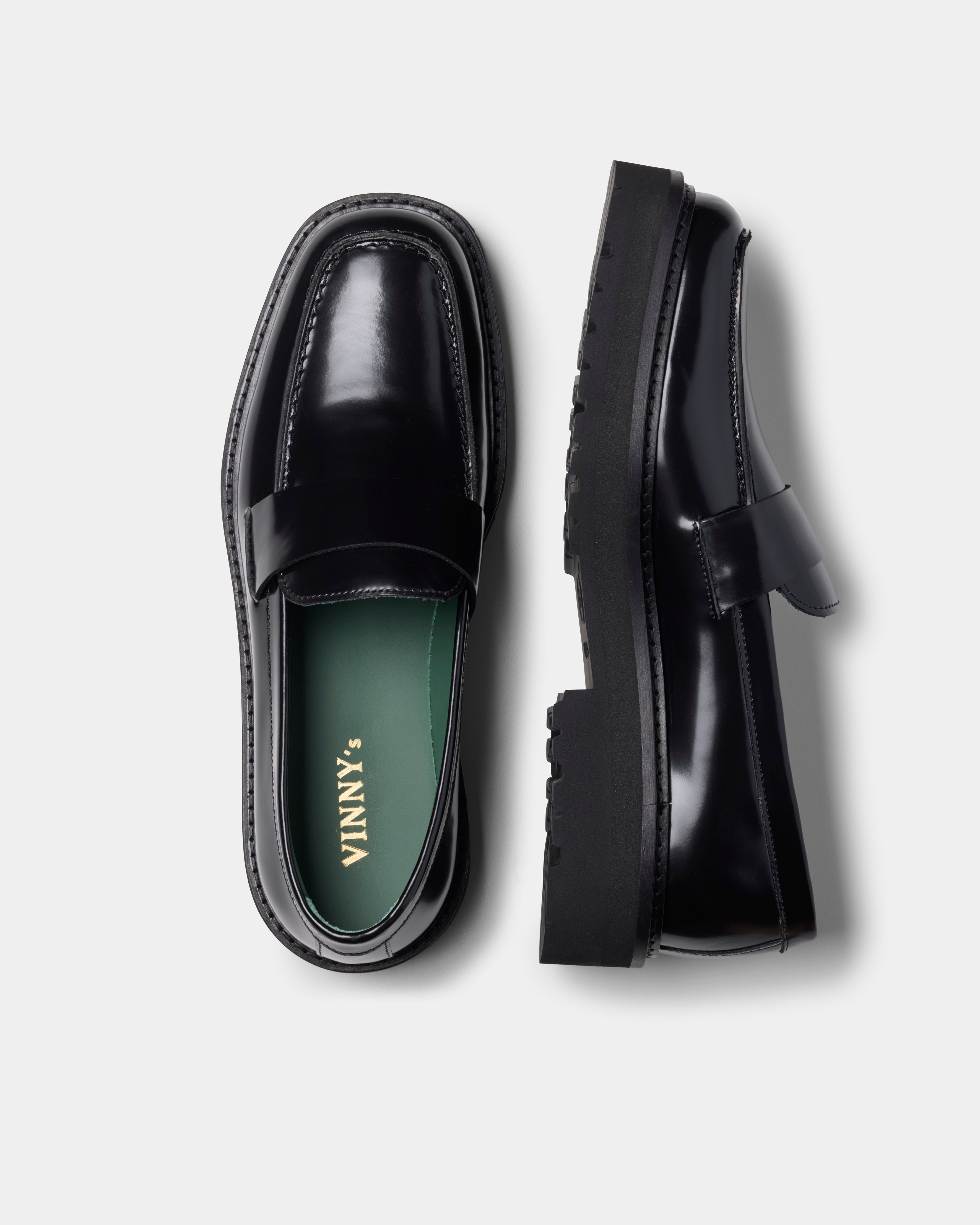 Peeters loafer in black from the side and top