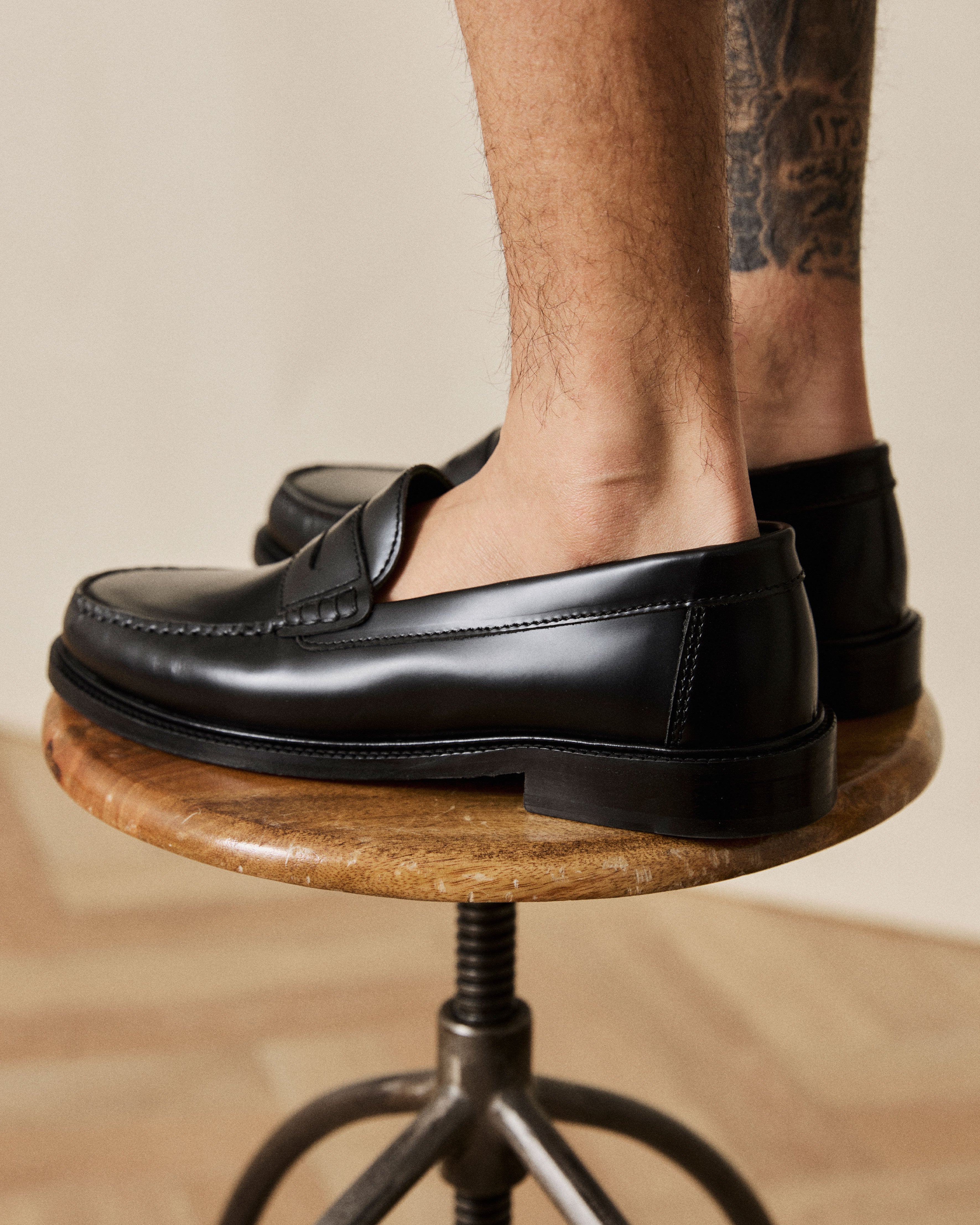 yardee in black polido close up