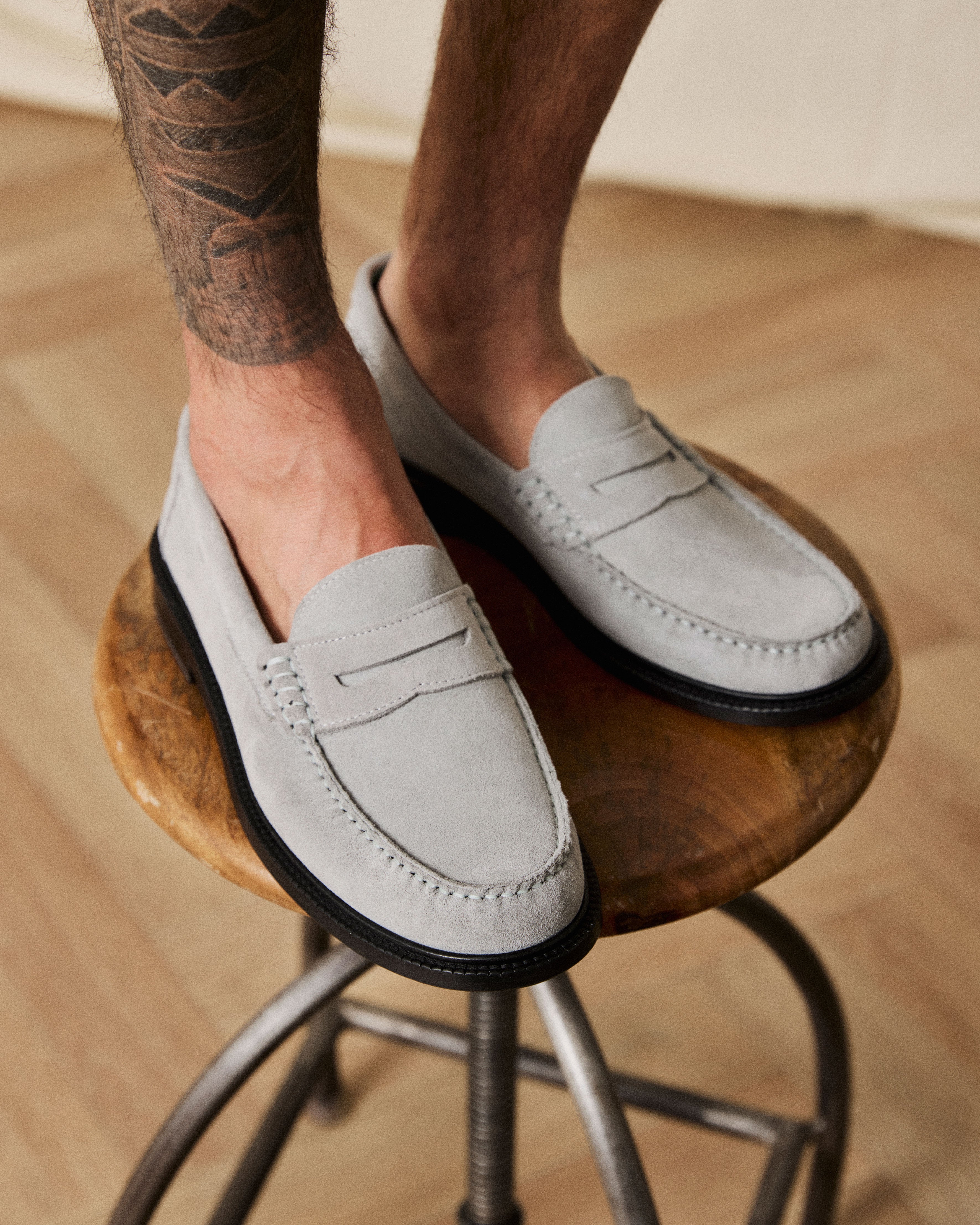 yardee in grey suede close up