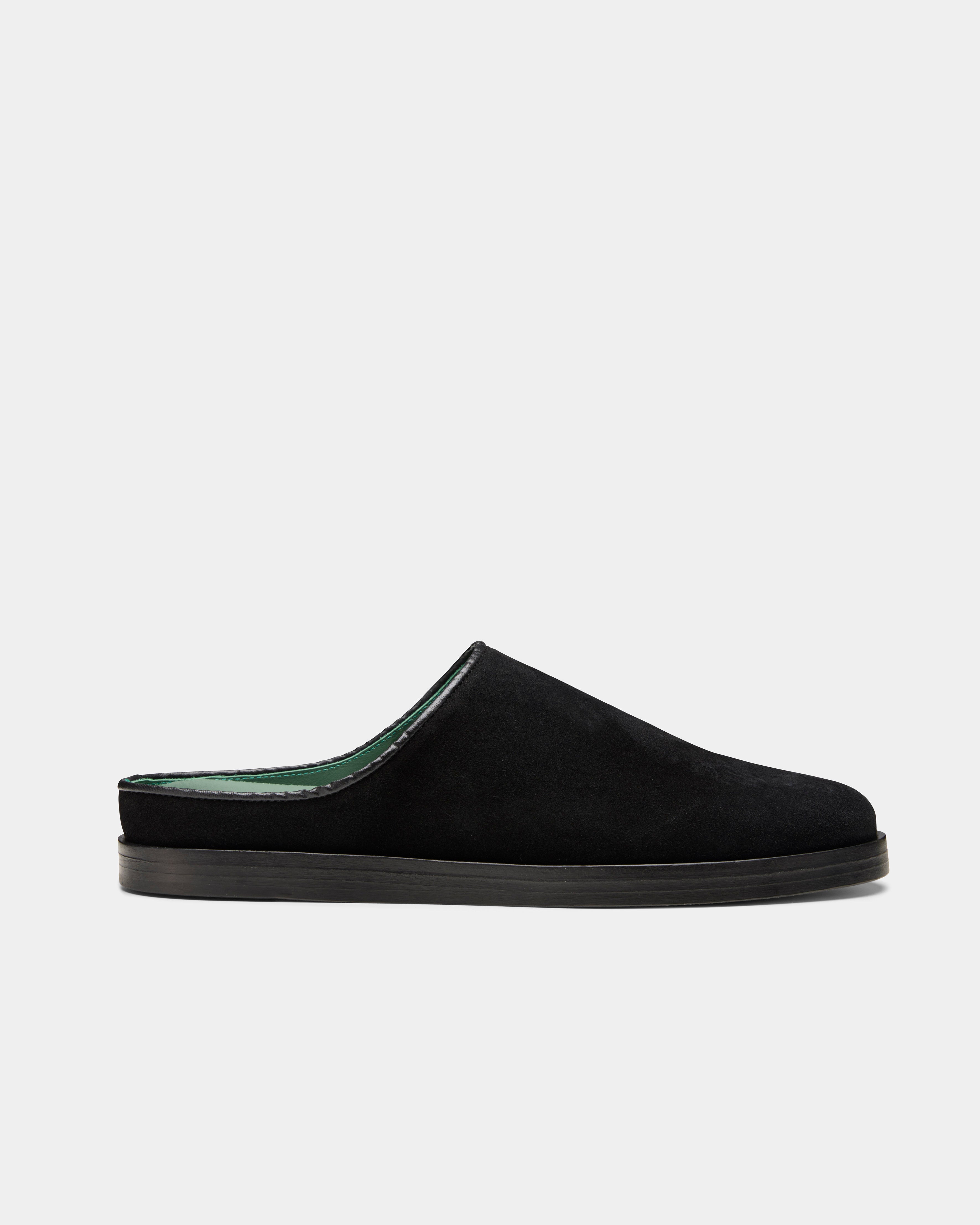 Gilles in black suede from the side