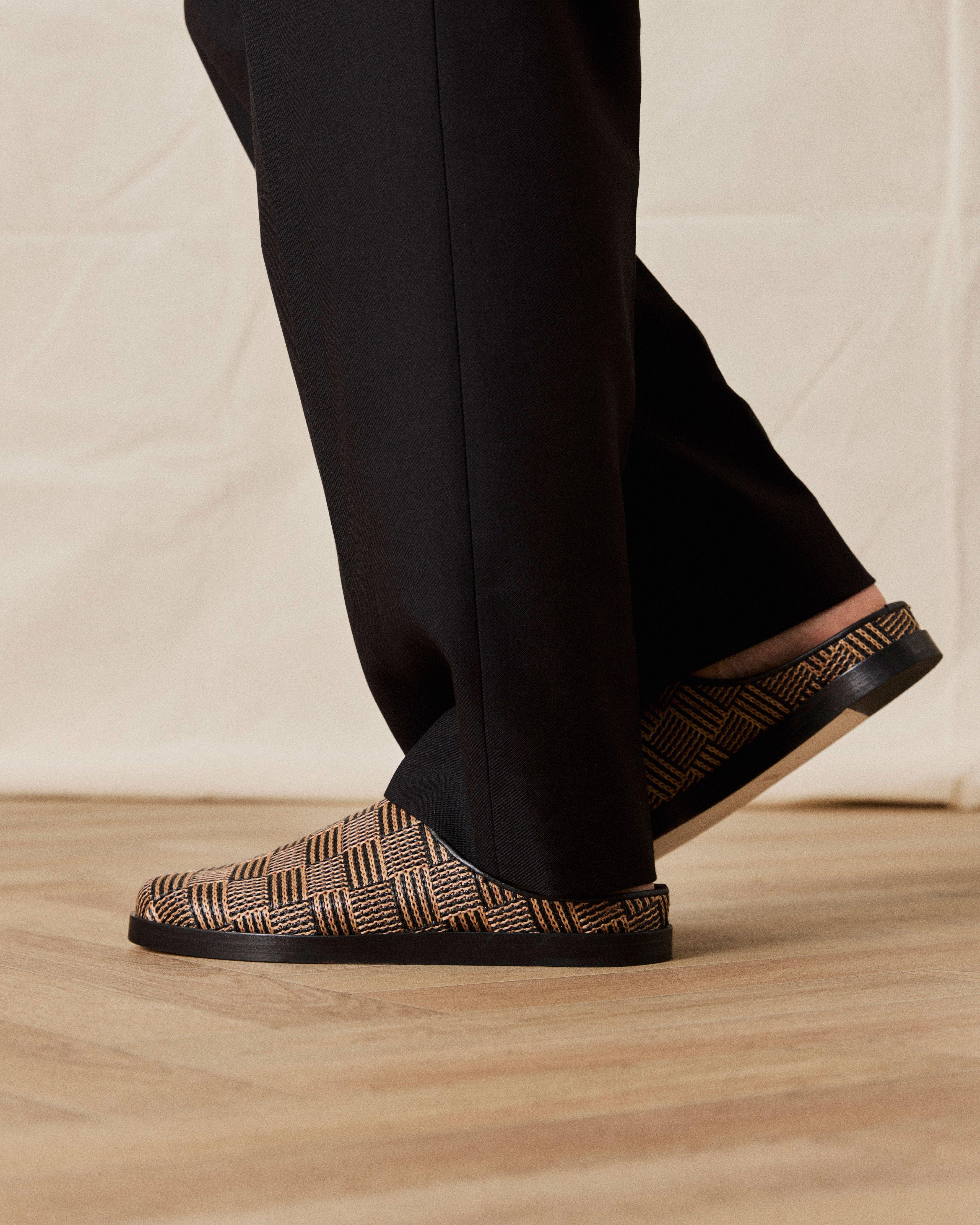Gilles in brown raffia close up