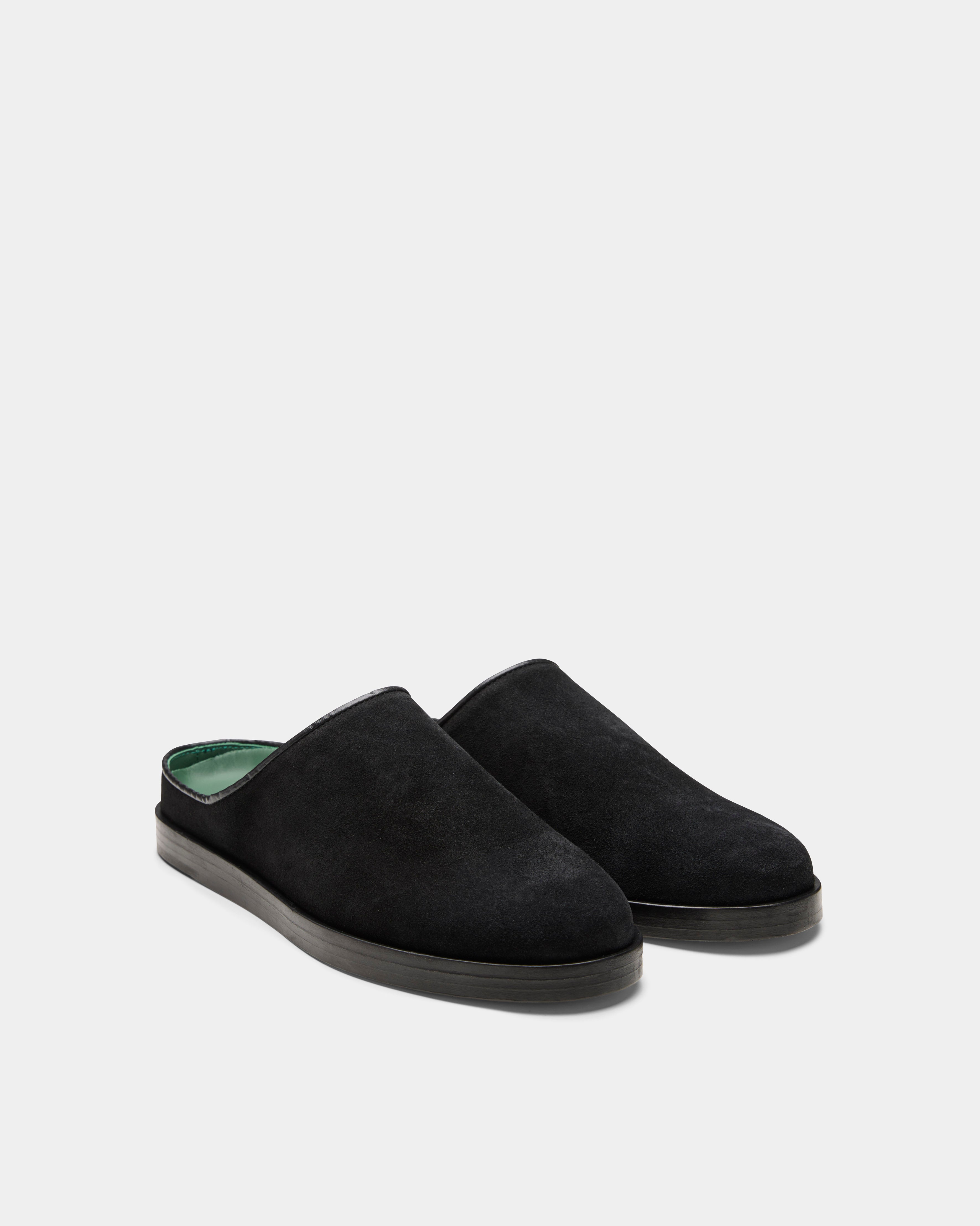Gilles in black suede from the side front 