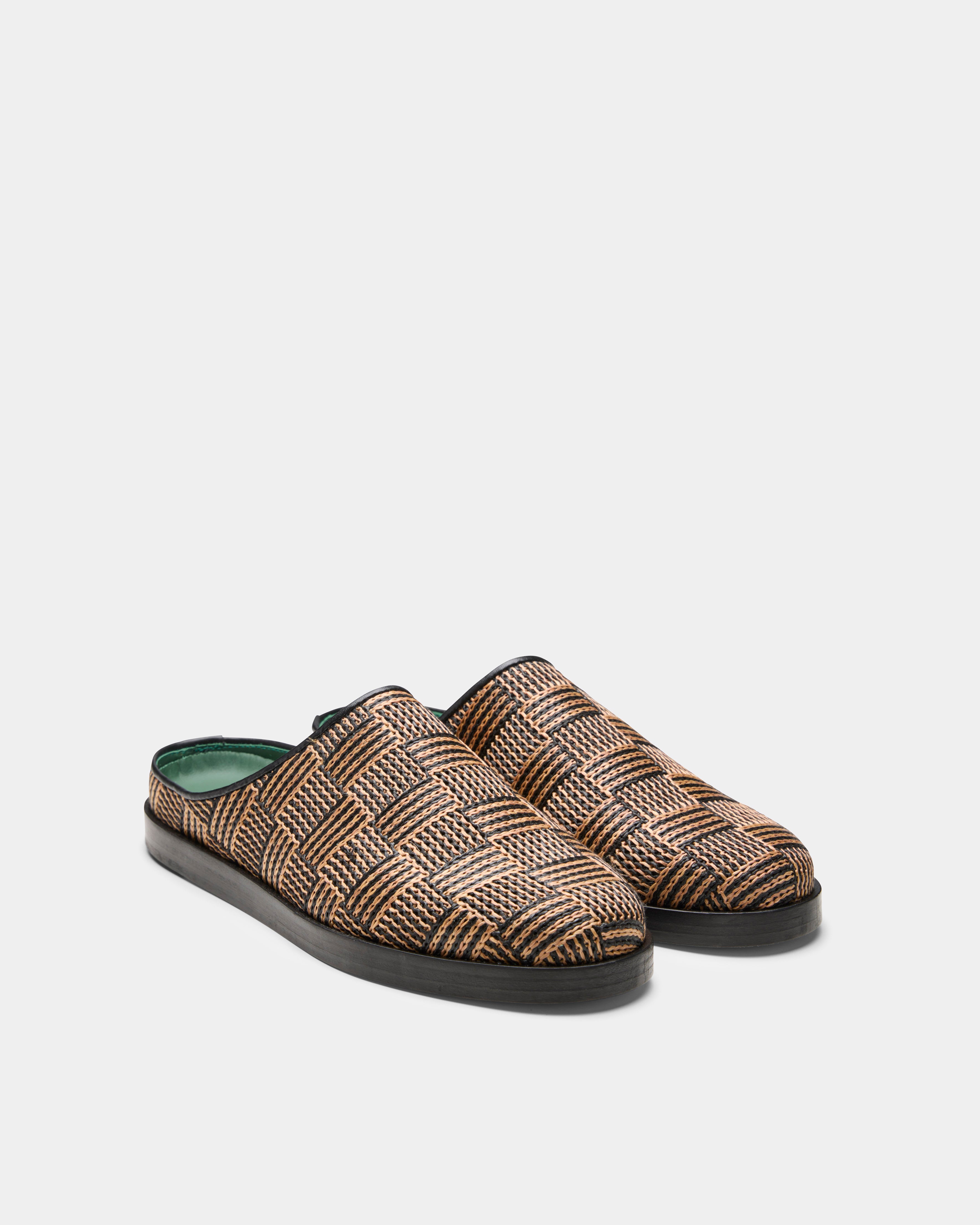 gilles in brown raffia from the side front