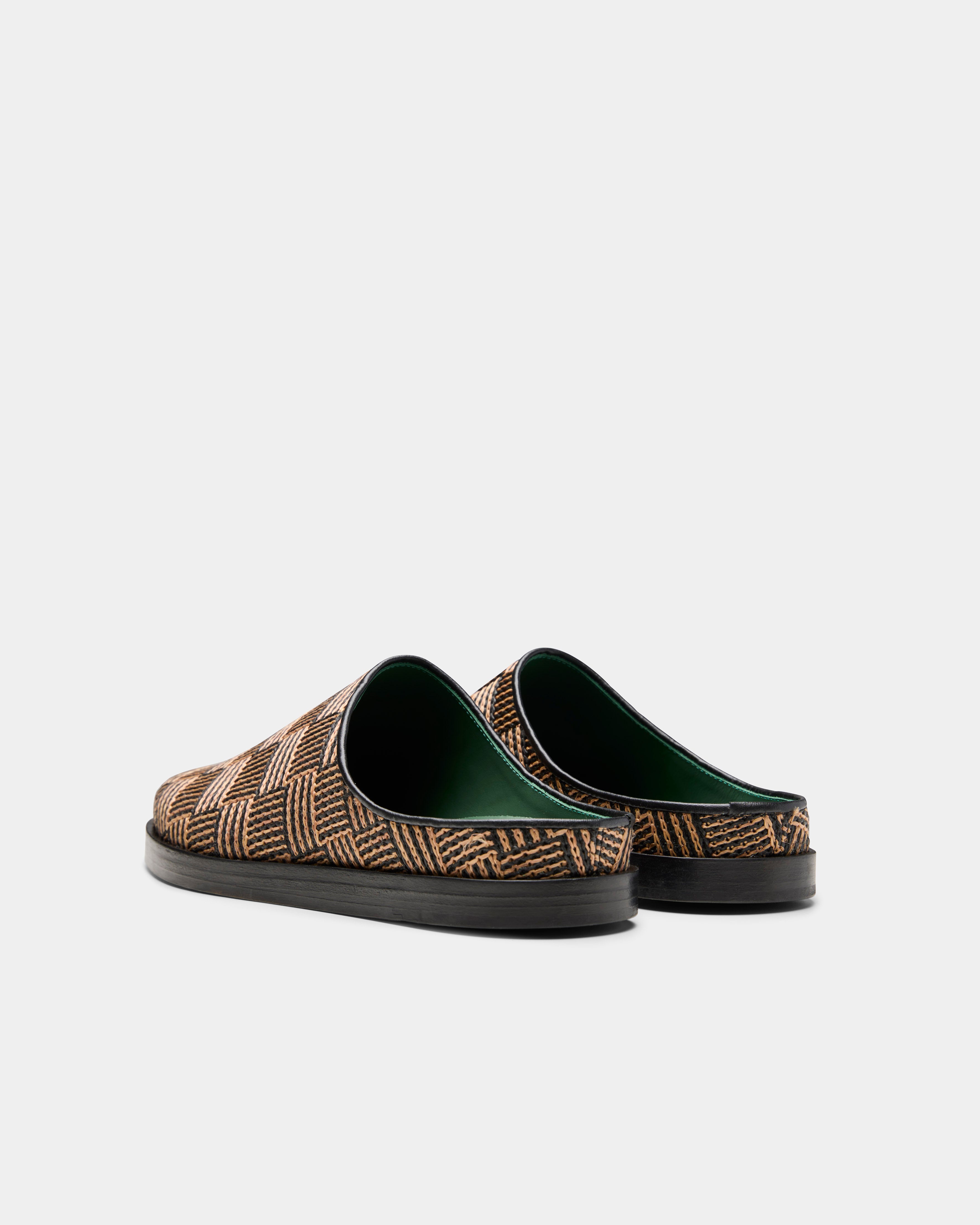 gilles in brown raffia from the back