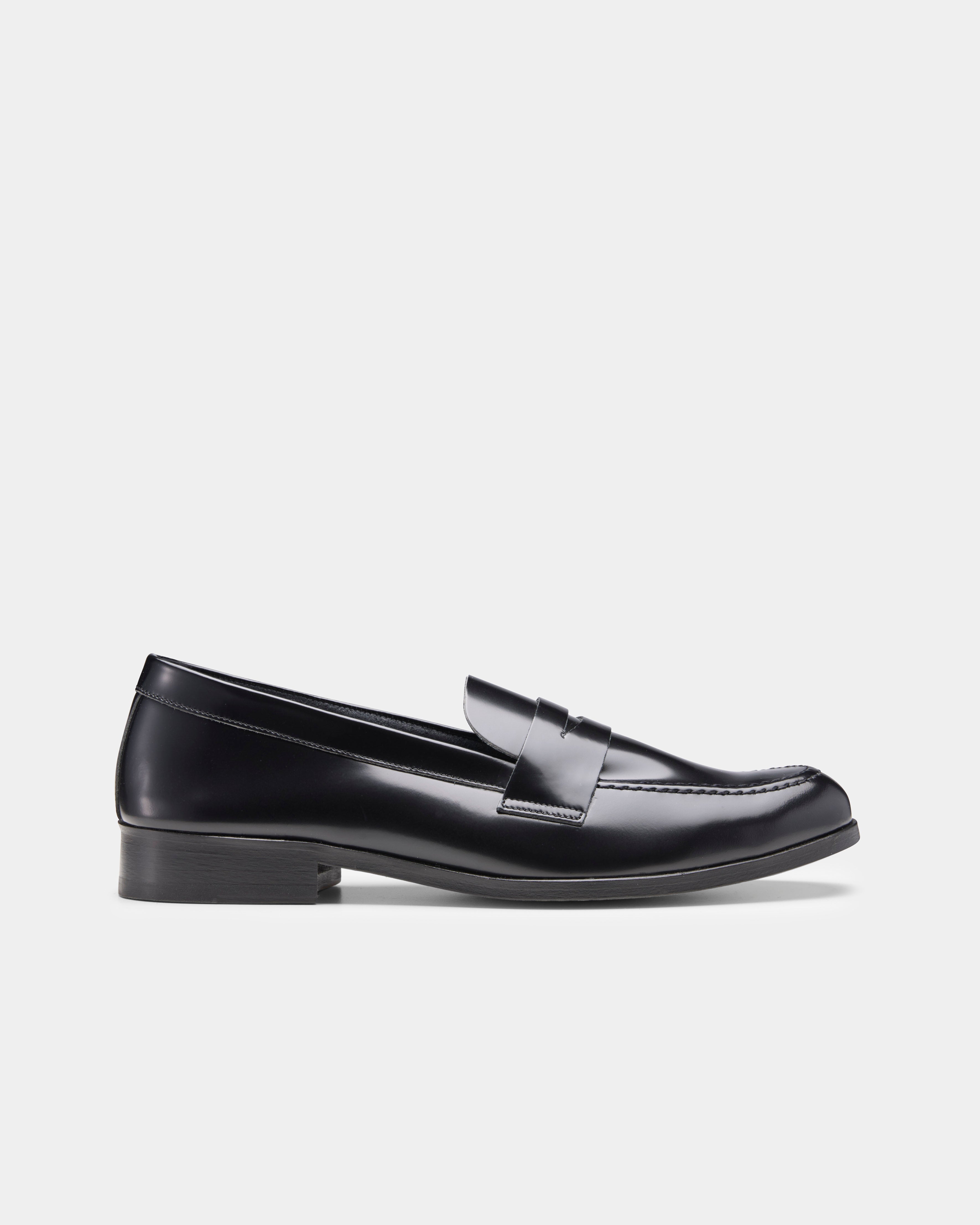 Lowkee loafer in black from the side