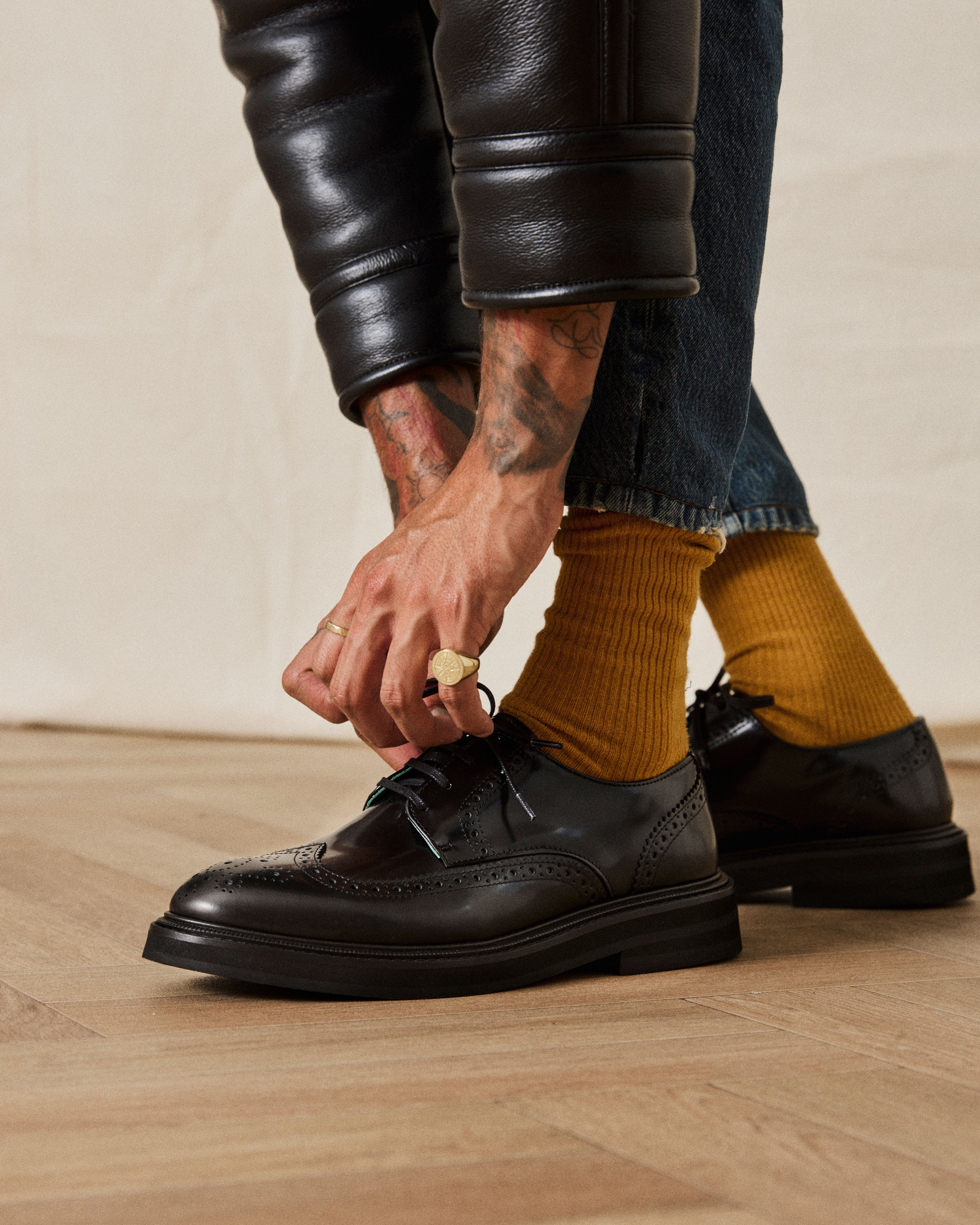officer brogue shoe in balck on model