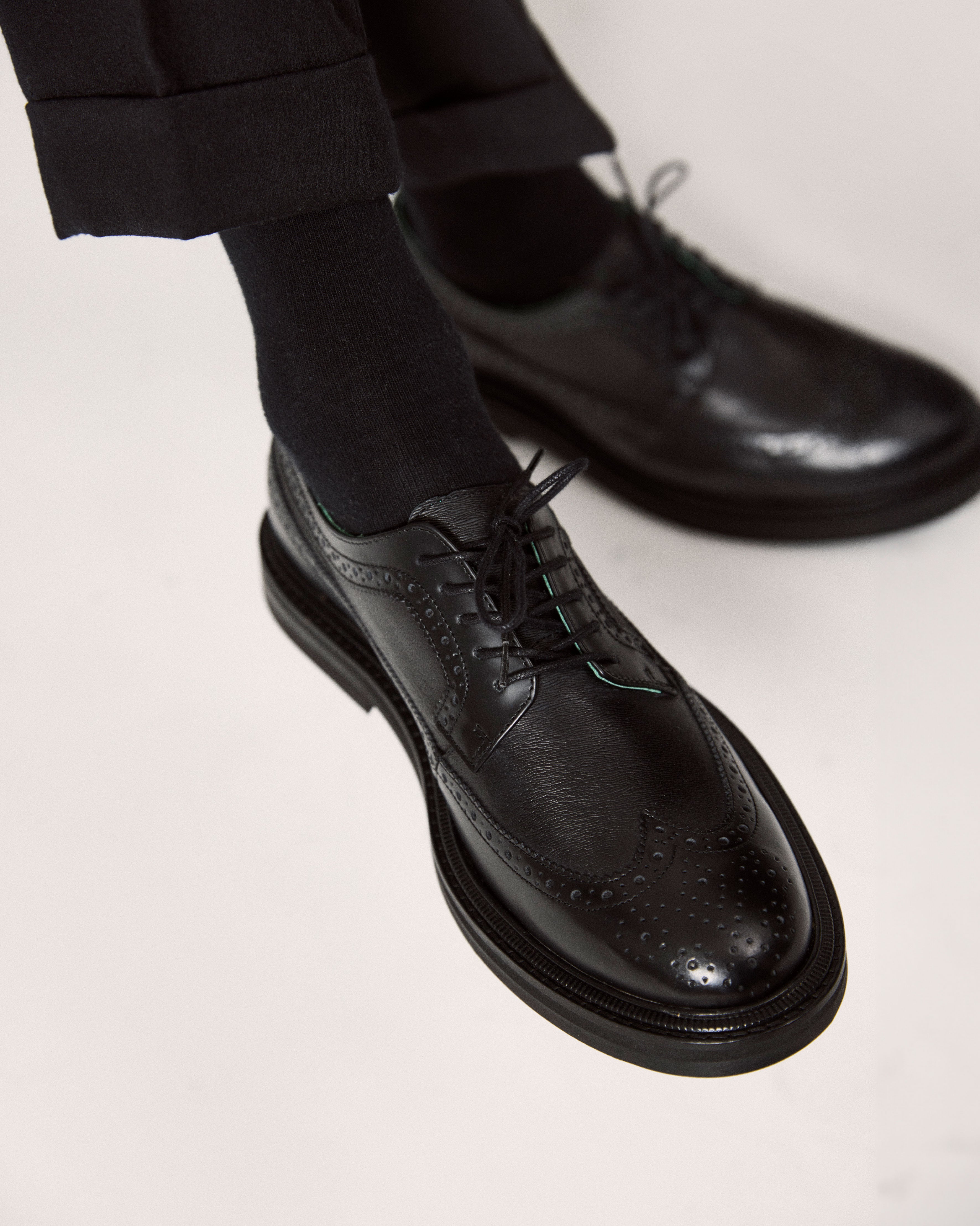 vinnee brogue nubuck shoe in black