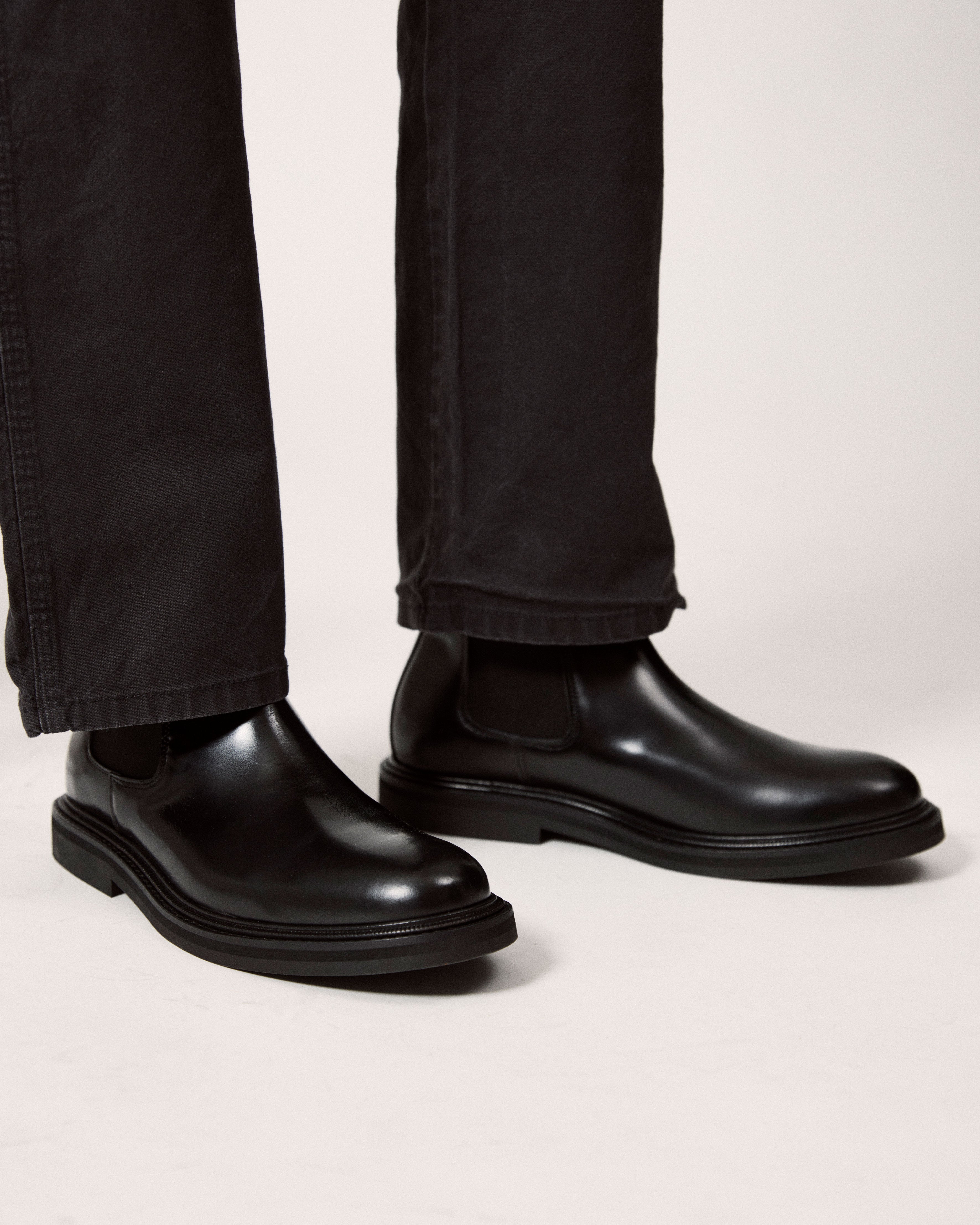 vinnee chelsea boot in black for men on model