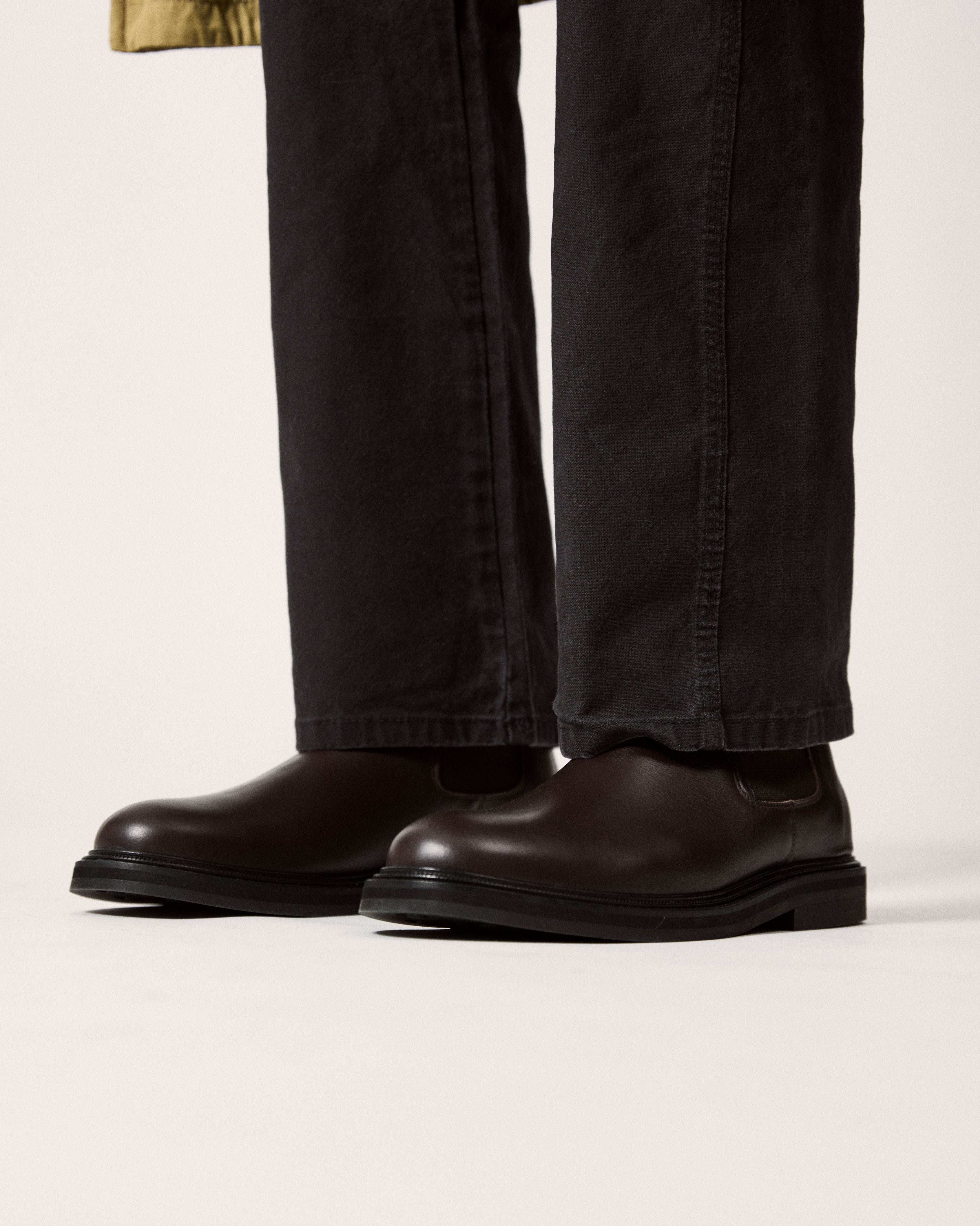 vinnee chelsea boot in brown for men on model