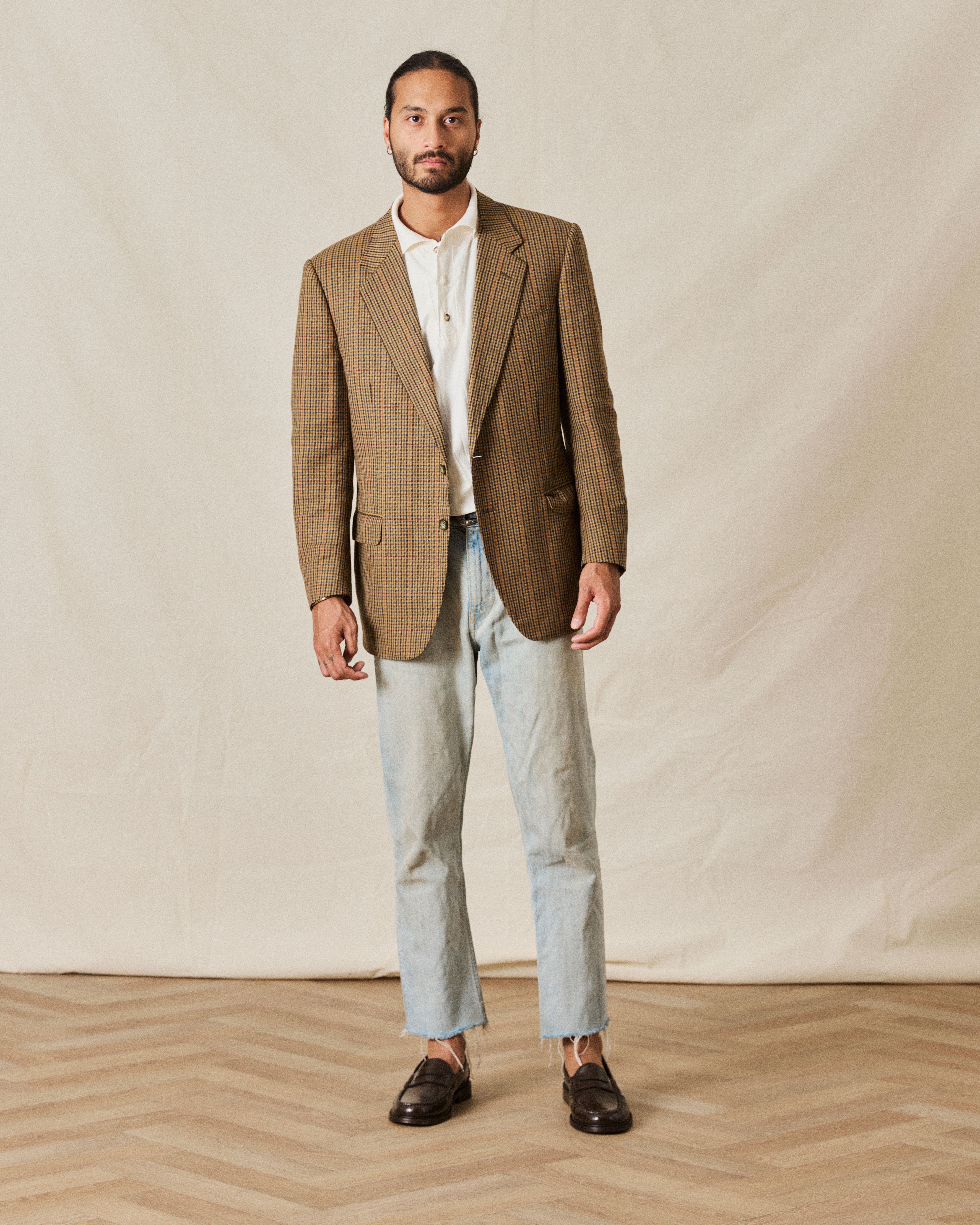Yardee in brown polido on model full figure