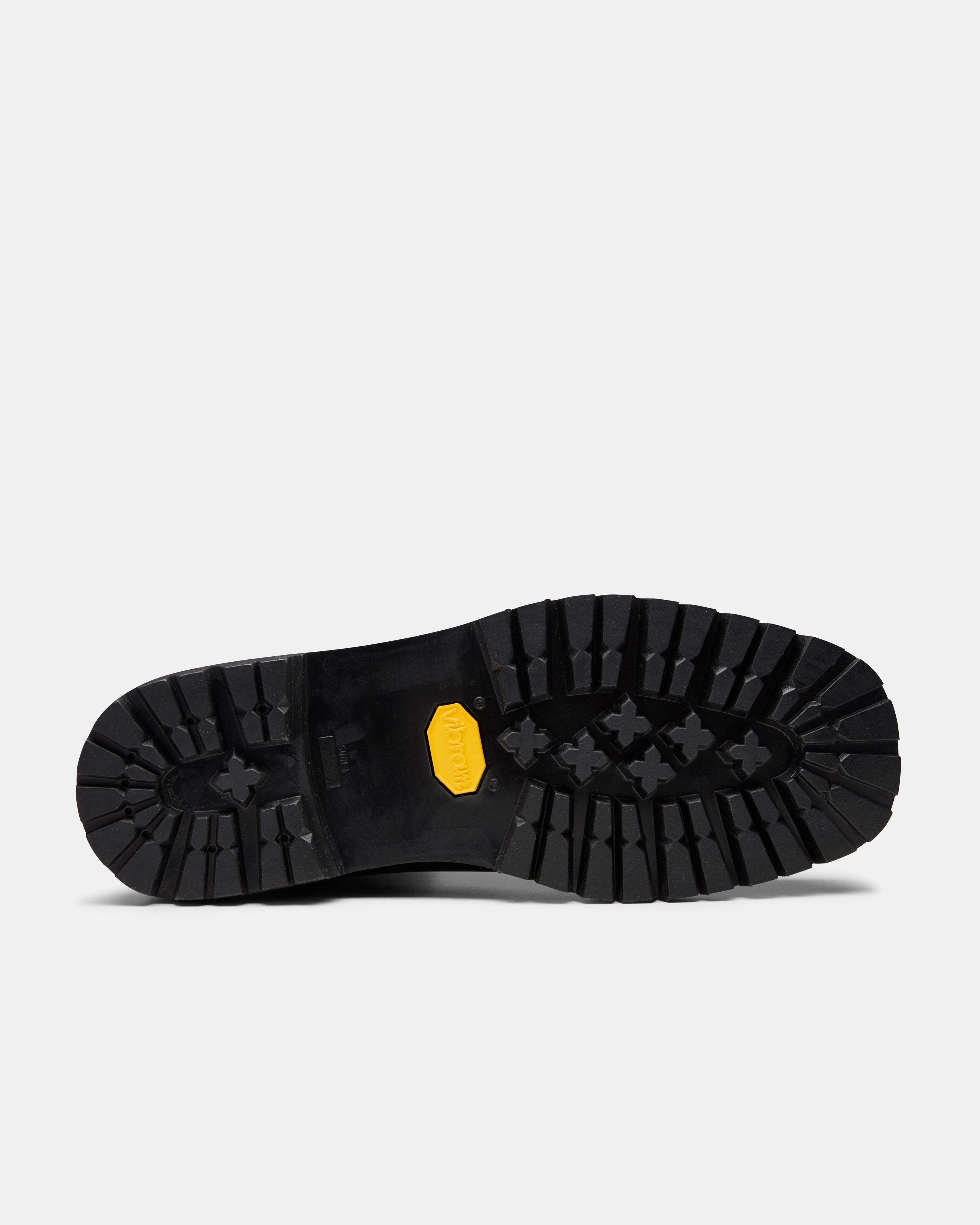 Moto in black under the sole